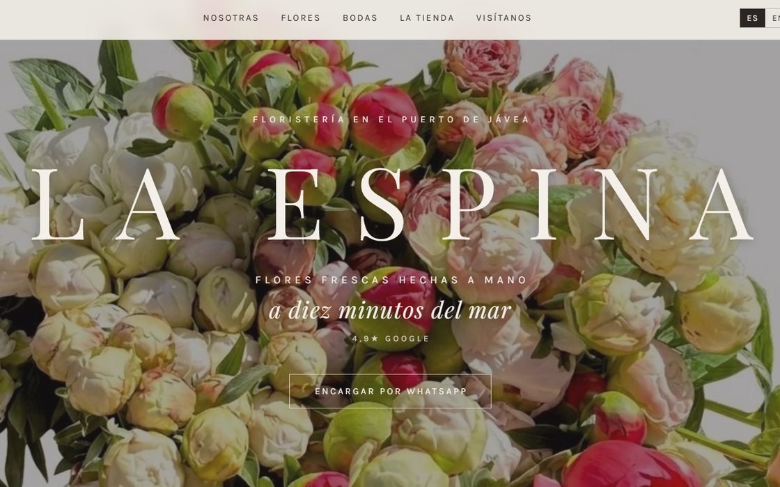 Portada de la web de la floristería La Espina sobre una fotografía de peonías