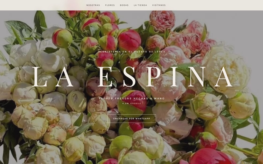 Portada de la web de la floristería La Espina: fotografía de peonías con el título «La Espina» y el botón «Encargar por WhatsApp»